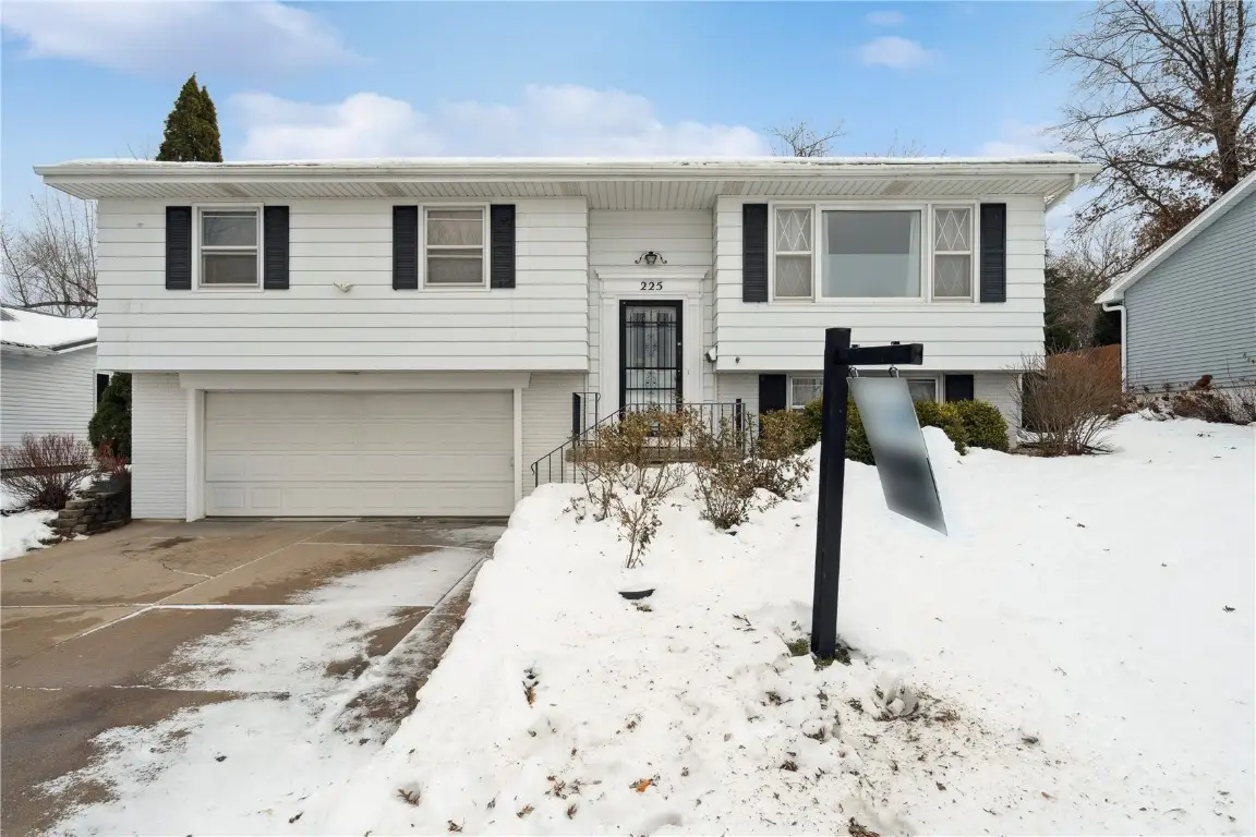 225 31st Street Nw, Cedar Rapids, IA 52405 - Image #1