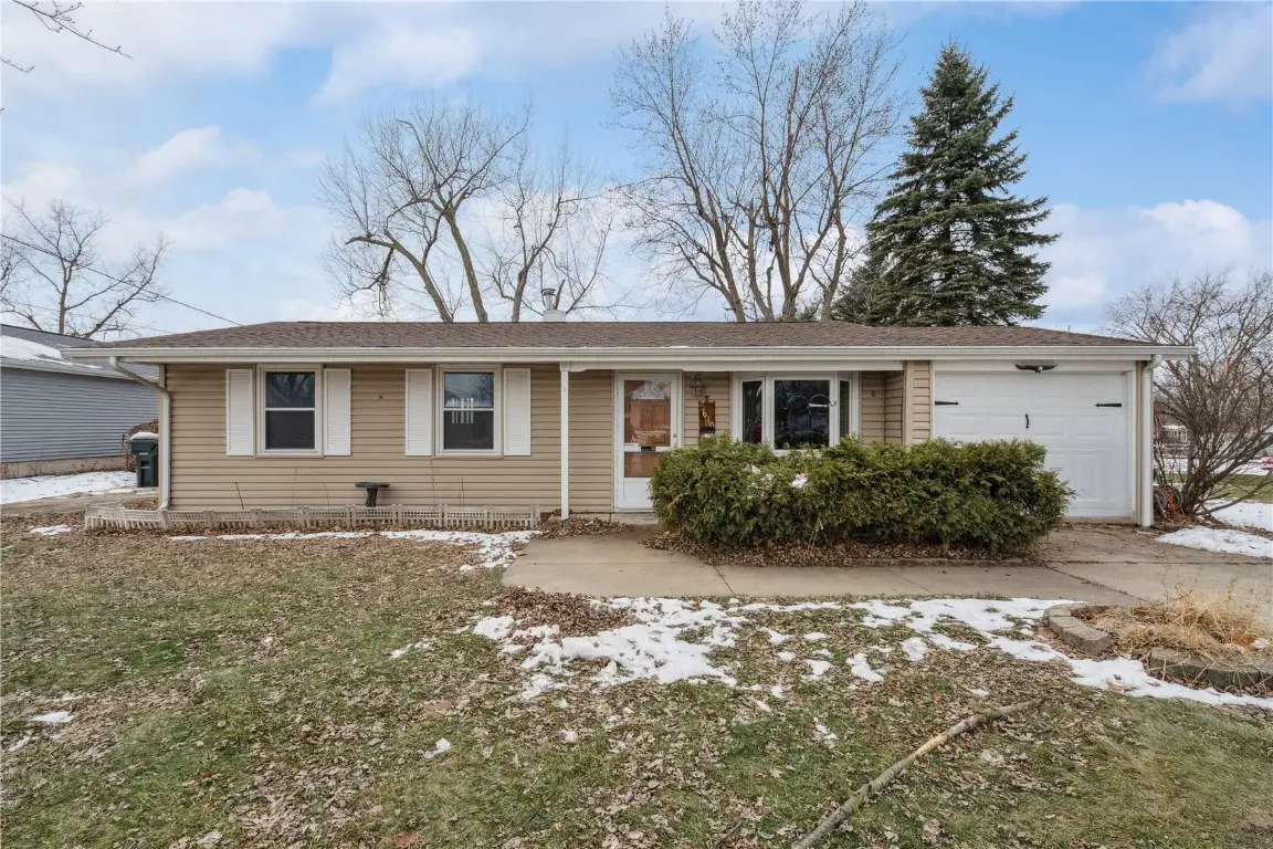 5610 Briarwood St Sw, Cedar Rapids, IA 52404 - Image #1