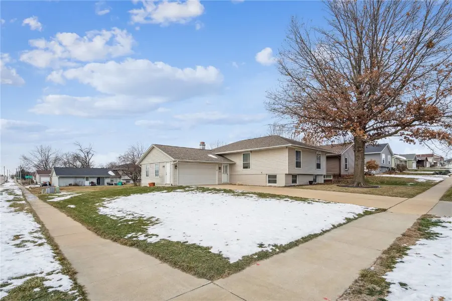 602 Olive Dr Nw, Cedar Rapids, IA 52405 - Image #2