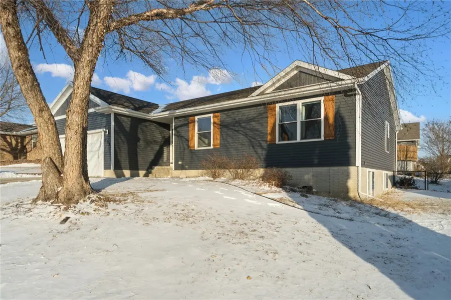 705 Deerfield Dr, Marion, IA 52302 - Image #2