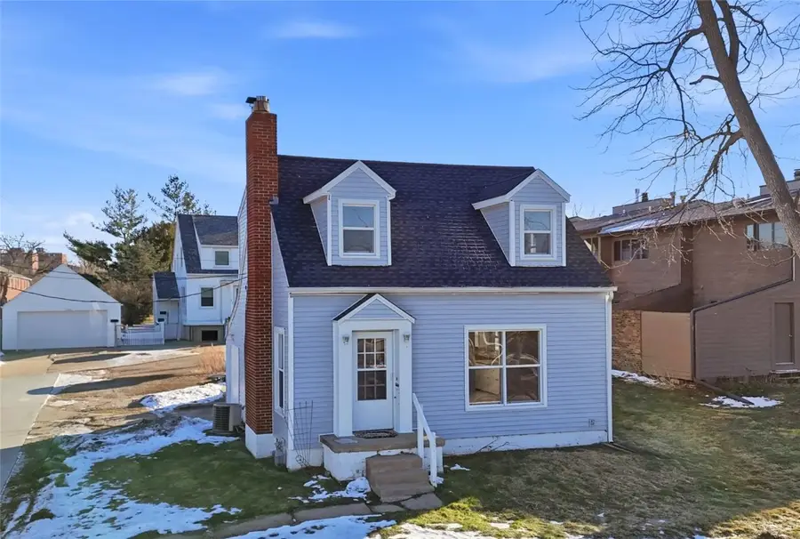 1228 Oakland Road Ne, Cedar Rapids, IA 52402 - #2