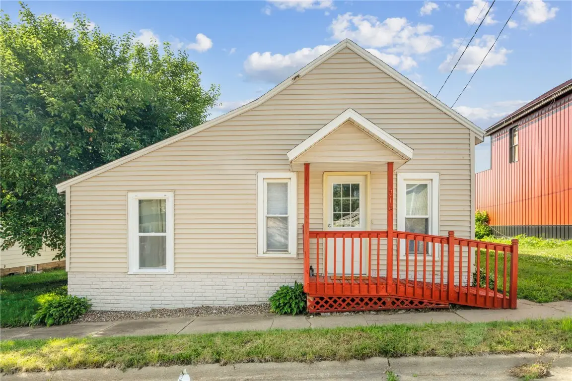 316 E Washington St, Center Point, IA 52213 - Image #1