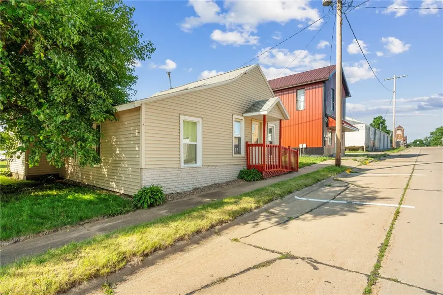 316 E Washington St, Center Point, IA 52213 - Image #2