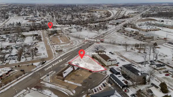91 Center Point Road, Hiawatha, IA 52233