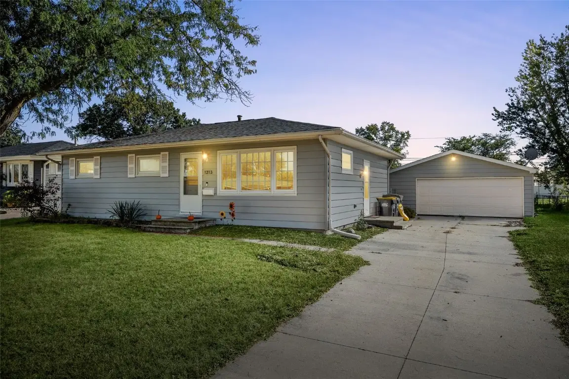 1213 Raney St, Hiawatha, IA 52233 - #1