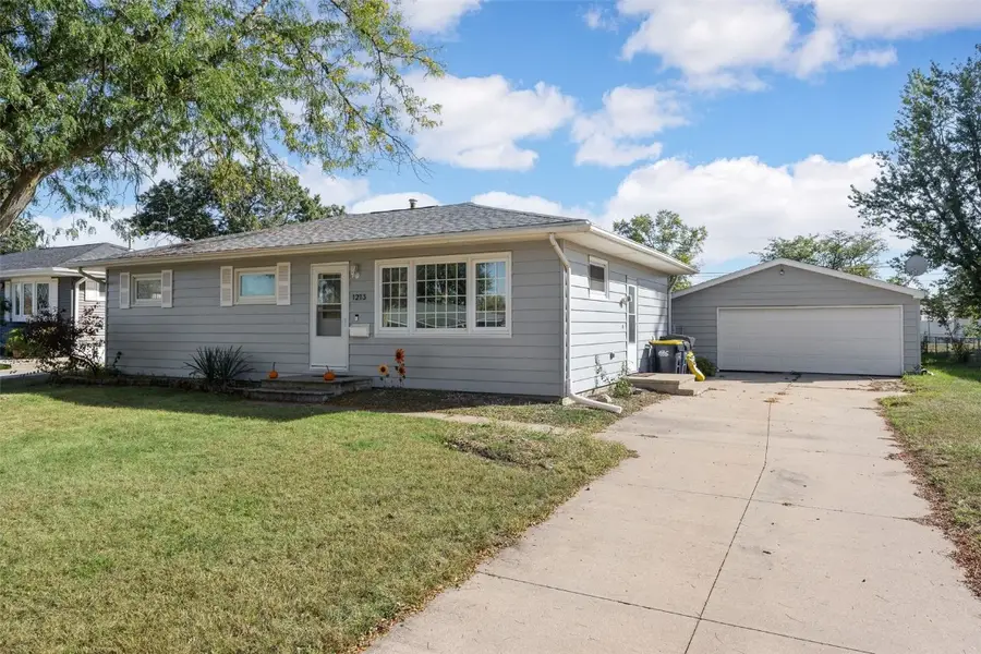 1213 Raney St, Hiawatha, IA 52233 - #2