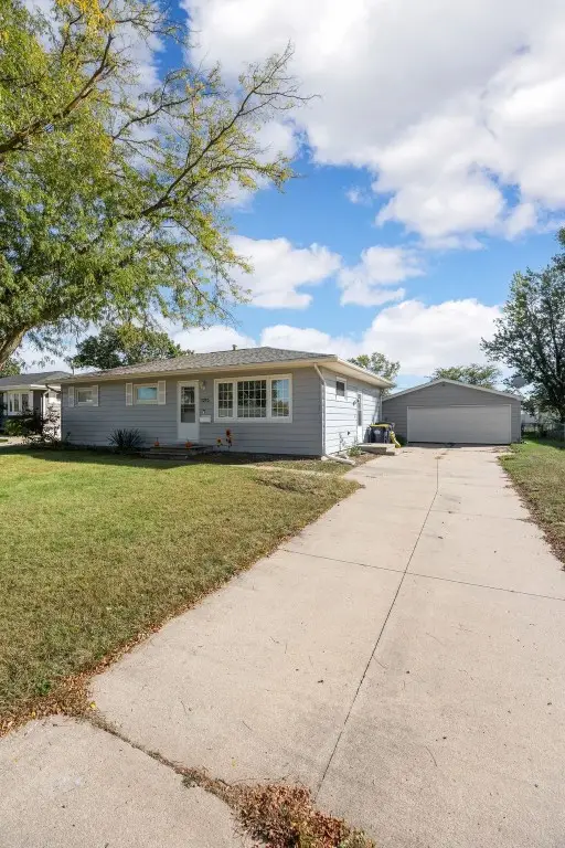 1213 Raney St, Hiawatha, IA 52233 - #3