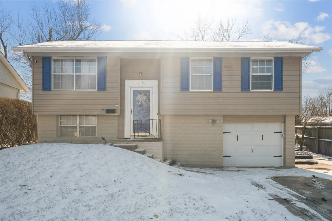 6319 Eastview Ave Sw, Cedar Rapids, IA 52404 - Image #1