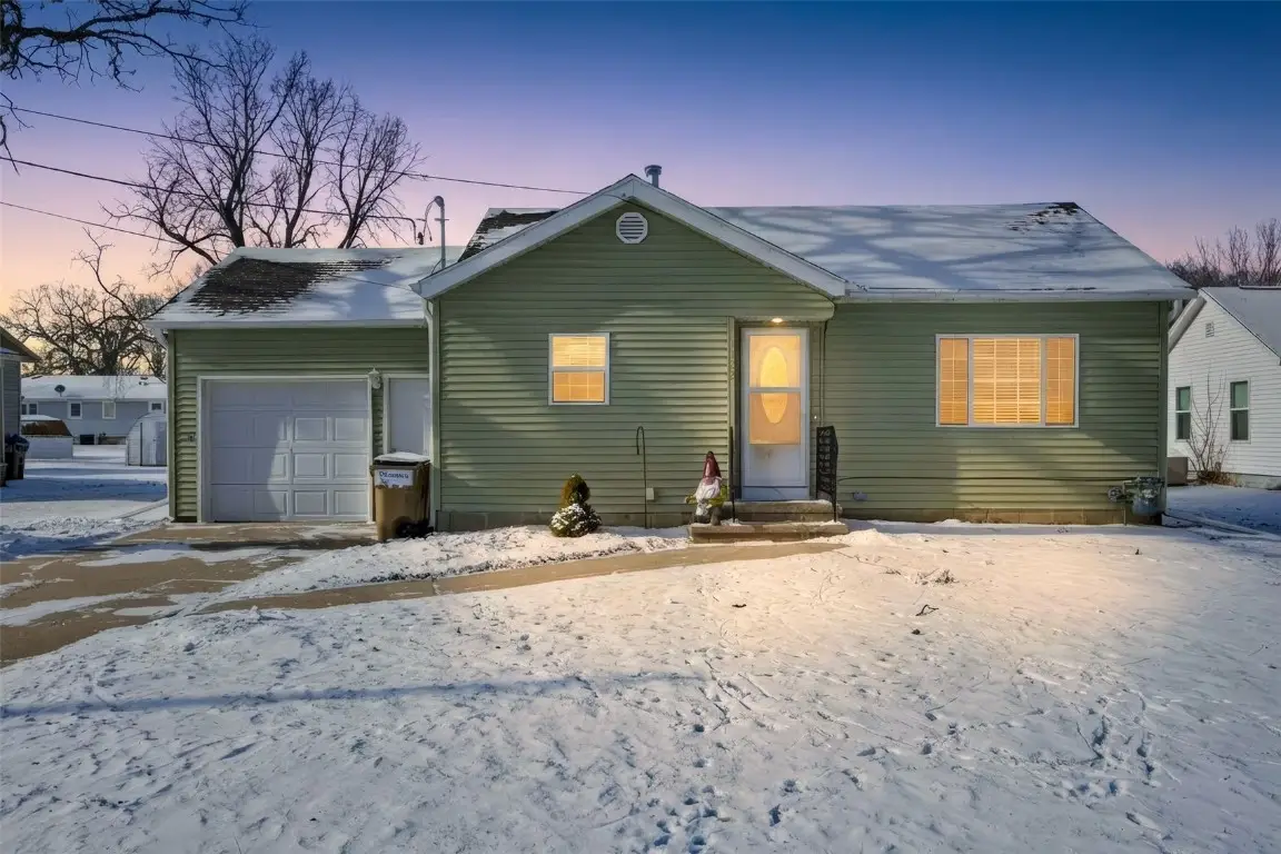1122 N 3rd Street, Manchester, IA 52057 - #1