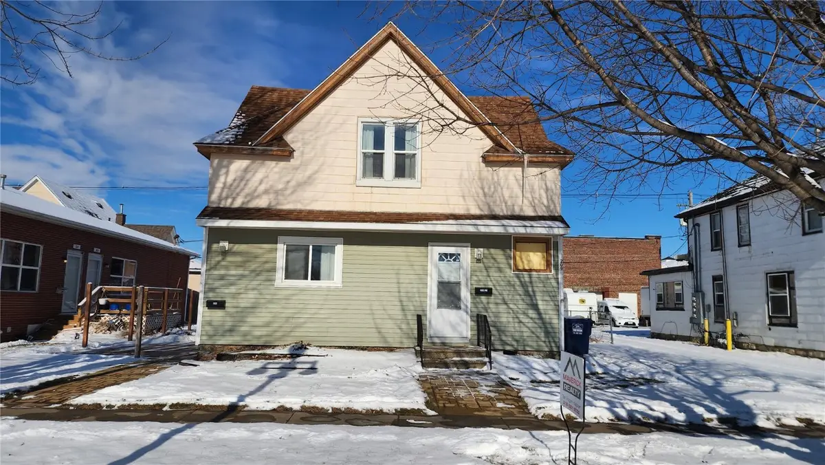 209 5th St W, Vinton, IA 52349 - #1