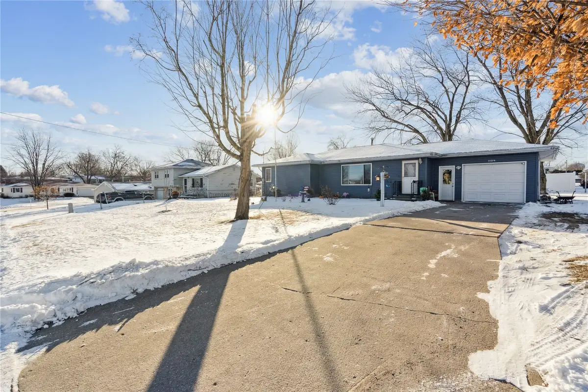 1104 East 2nd St, Vinton, IA 52349 - #1