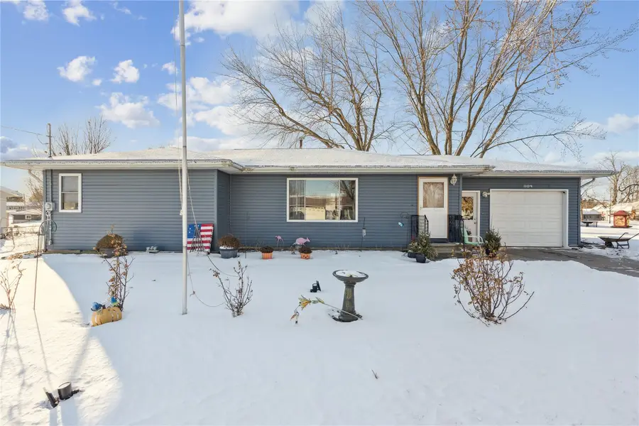 1104 East 2nd St, Vinton, IA 52349 - #2