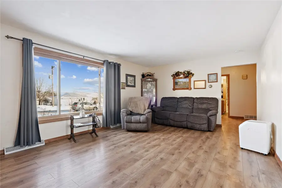 1104 East 2nd St, Vinton, IA 52349 - #3