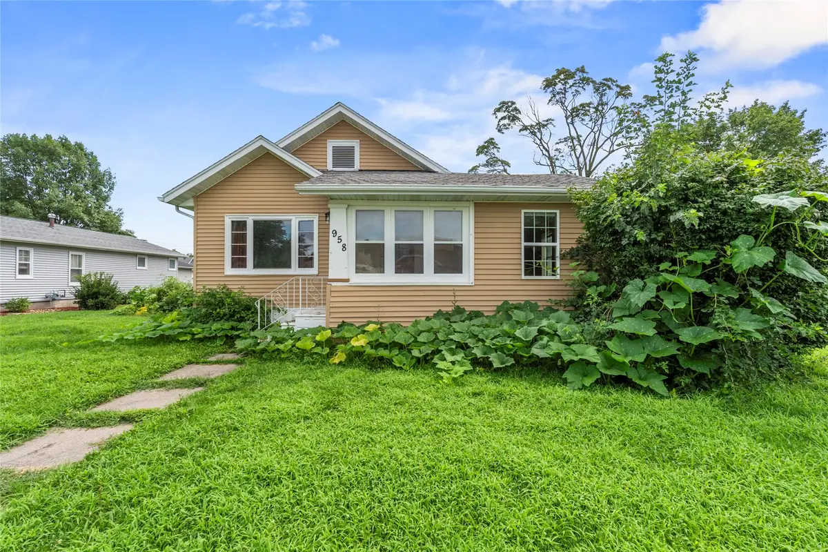958 S Iowa Avenue, Washington, IA 52353 - #1