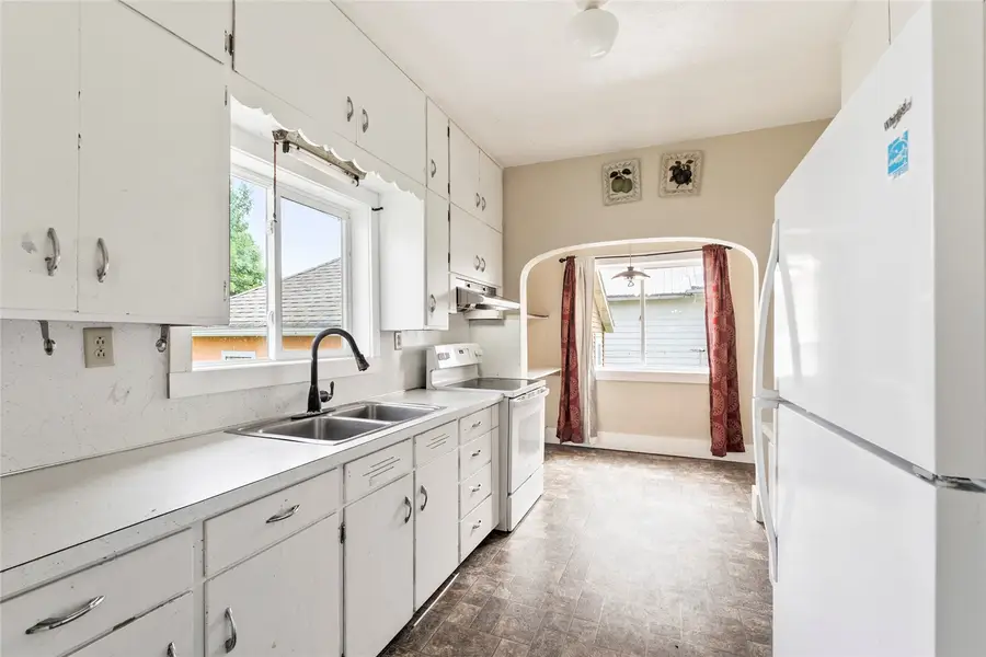 958 S Iowa Avenue, Washington, IA 52353 - #2