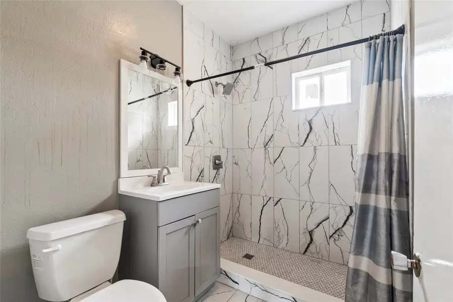 958 S Iowa Avenue, Washington, IA 52353 - #3