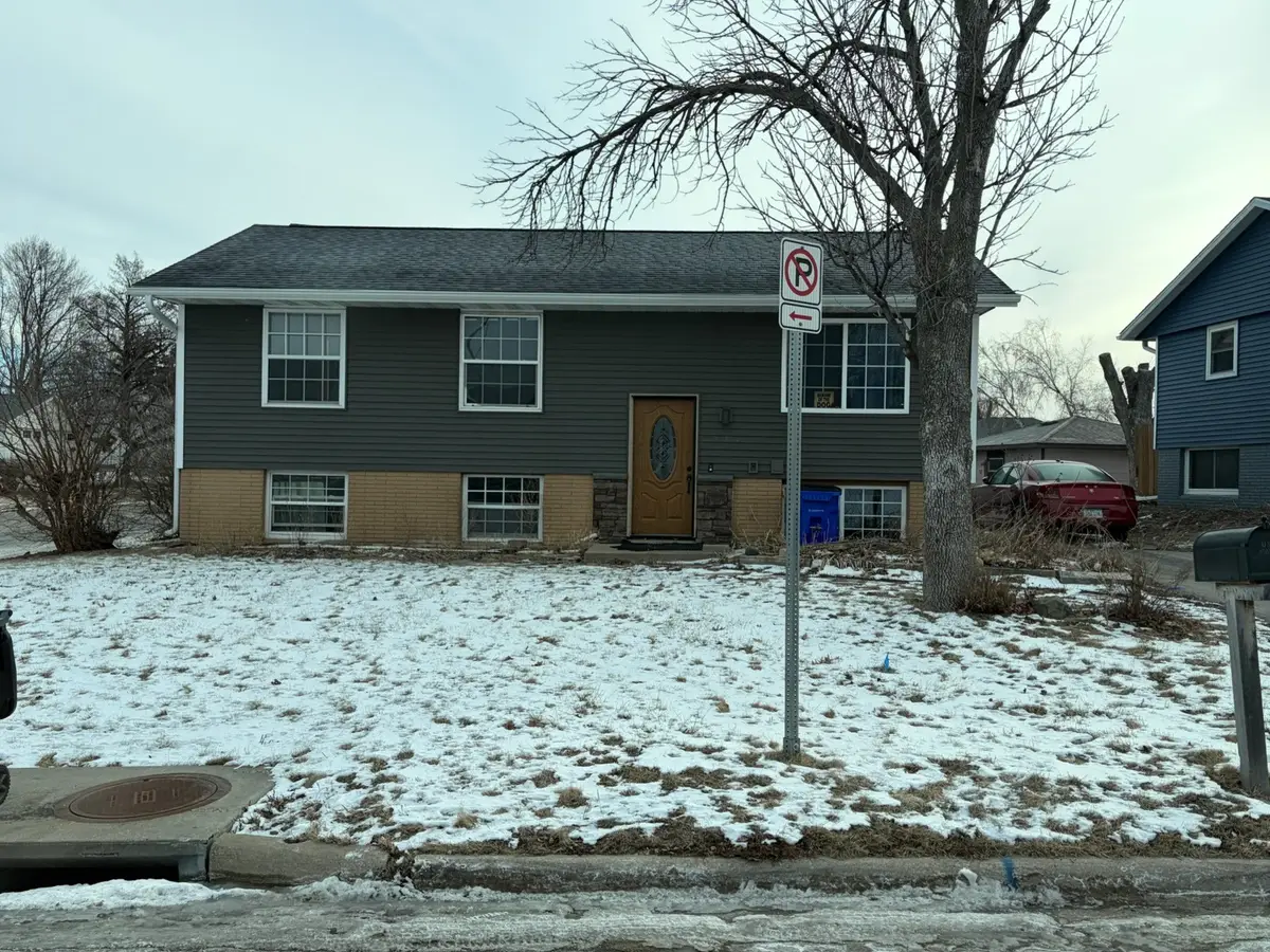 3305 Dunham Drive Sw, Cedar Rapids, IA 52404 - Image #1