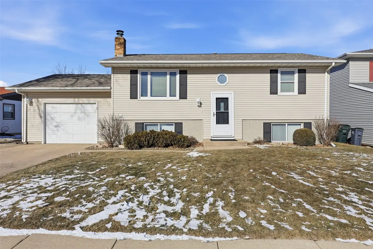 3500 Sue Lane Nw, Cedar Rapids, IA 52405 - Image #1