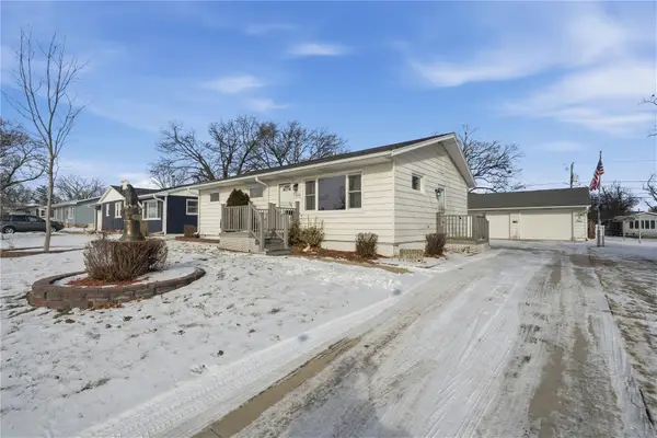 1204 Bowler St, Hiawatha, IA 52233