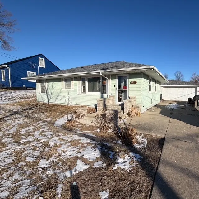 3302 12th Avenue Sw, Cedar Rapids, IA 52404 - Image #1