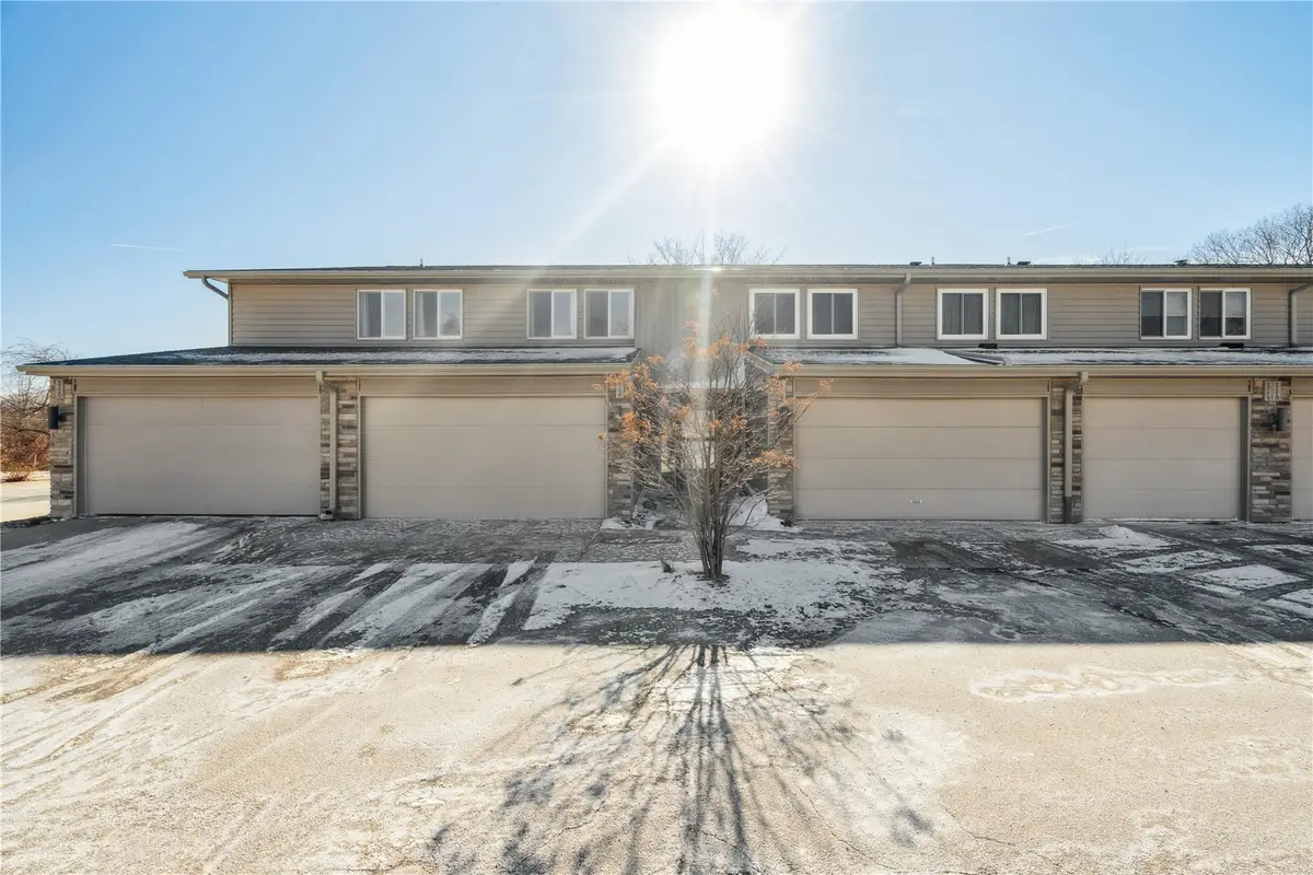 1718 Applewood Place Ne, Cedar Rapids, IA 52402 - Image #1