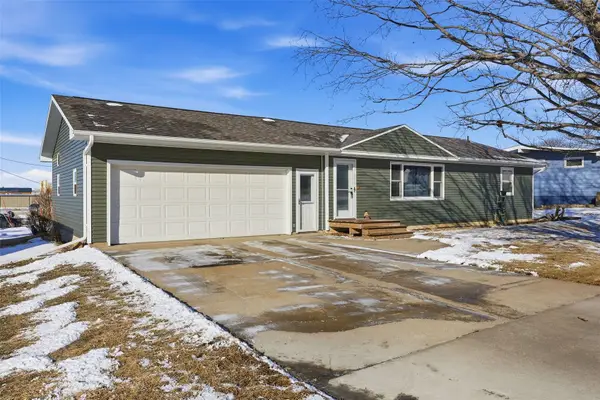 209 B Avenue, Newhall, IA 52315