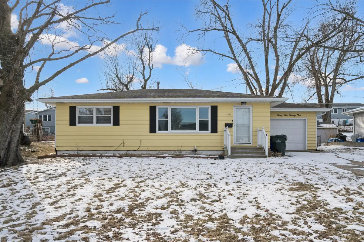 3221 Sue Lane Nw, Cedar Rapids, IA 52405 - Image #1