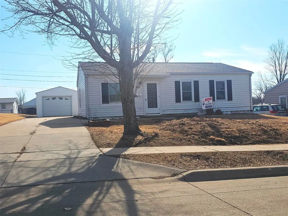 825 Fairview Drive, Marion, IA 52302 - #1