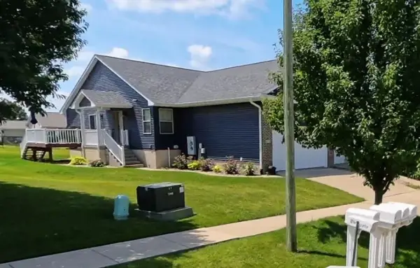 615 Hillview Dr, Fairfax, IA 52228