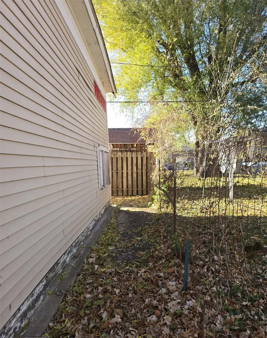 923 Oakland Road Ne, Cedar Rapids, IA 52402 - #2