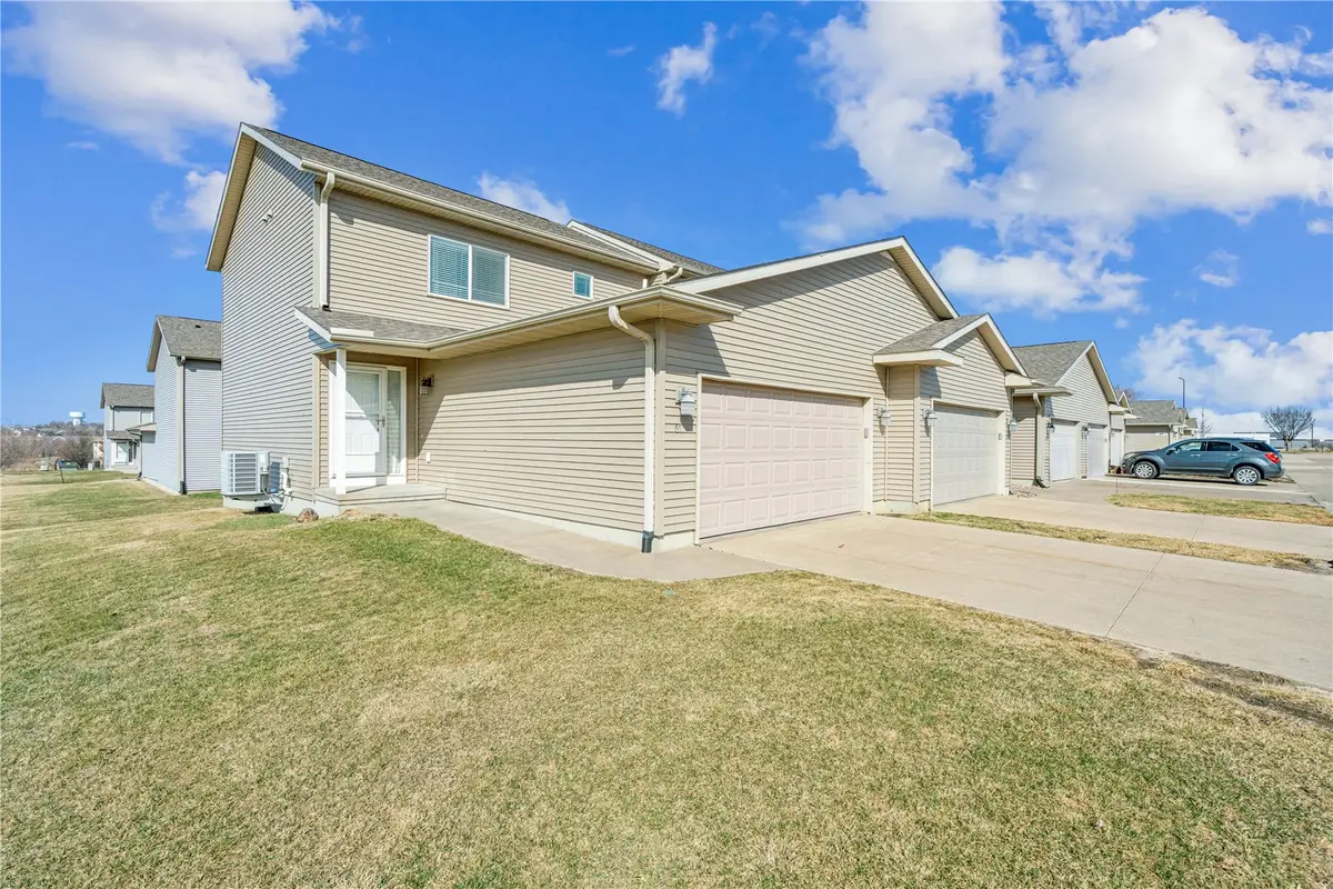 67 Woodstone Sw, Cedar Rapids, IA 52404 - #1