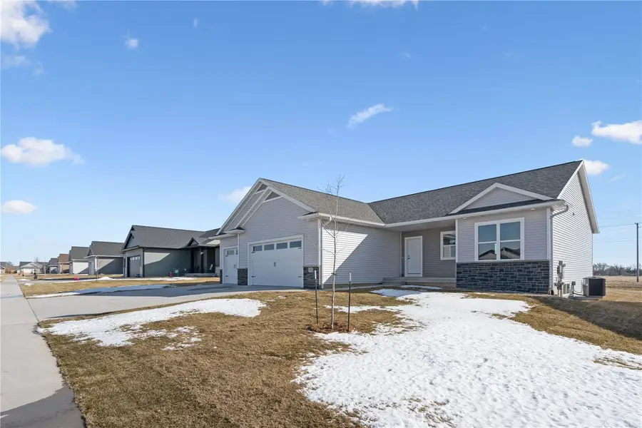 345 Dutch Dr, Robins, IA 52328 - #2