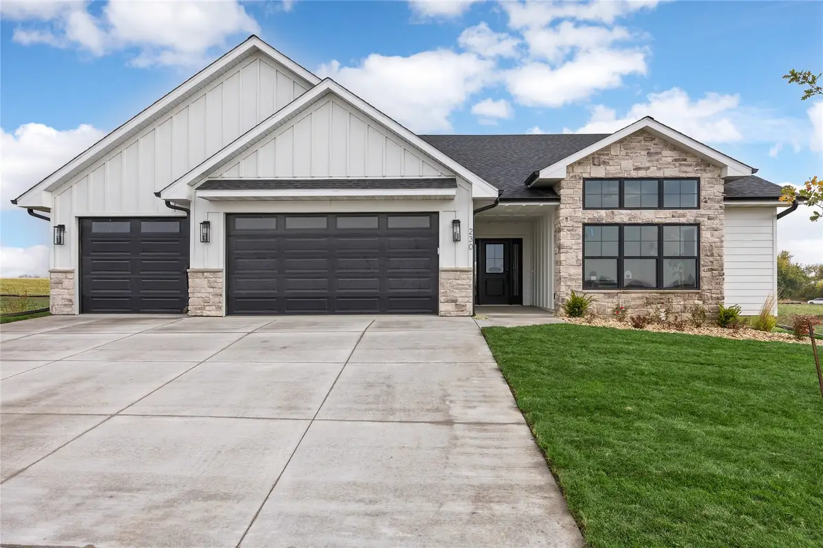 230 Howard Ave Nw, Swisher, IA 52338 - #1