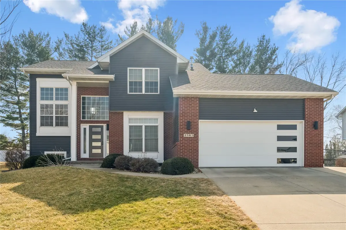 2385 Wolf Creek Trail, Hiawatha, IA 52233 - #1