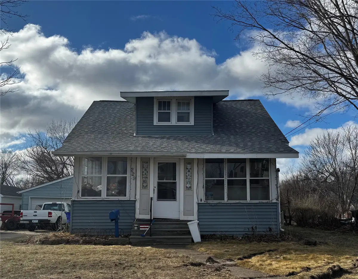 229 28th St Dr Se, Cedar Rapids, IA 52403 - #1