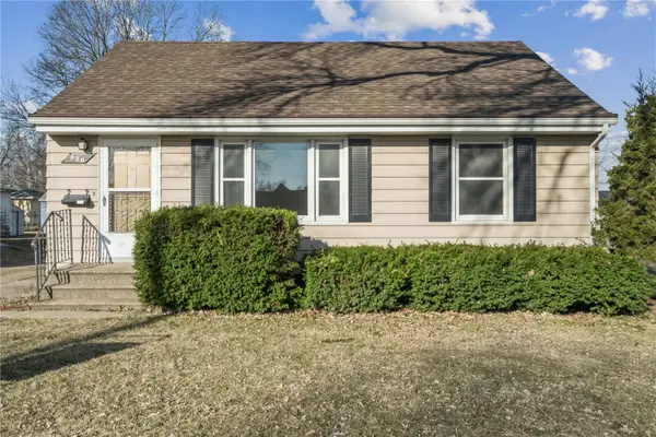 920 26th St, Marion, IA 52302