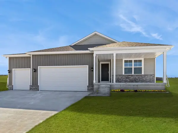 2874 Grassland Court, Hiawatha, IA 52233