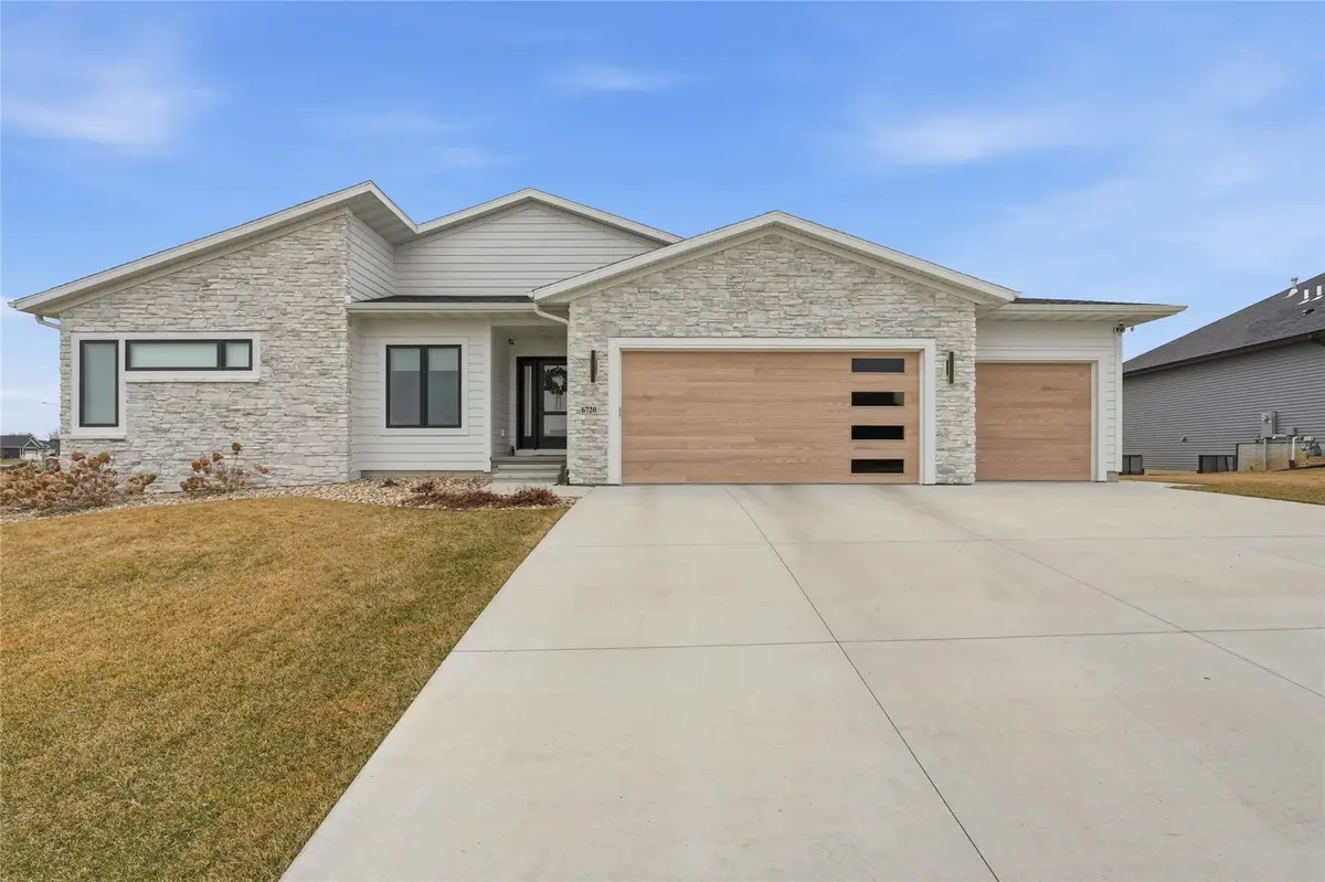 6720 Caldwell Lane Ne, Cedar Rapids, IA 52411 - #1