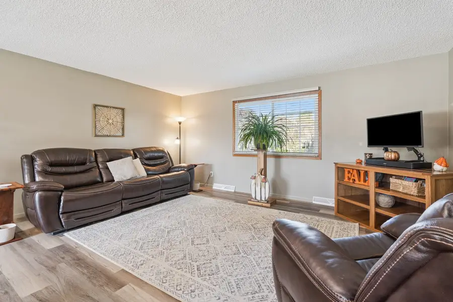 1002 W 17th Street, Vinton, IA 52349 - #3