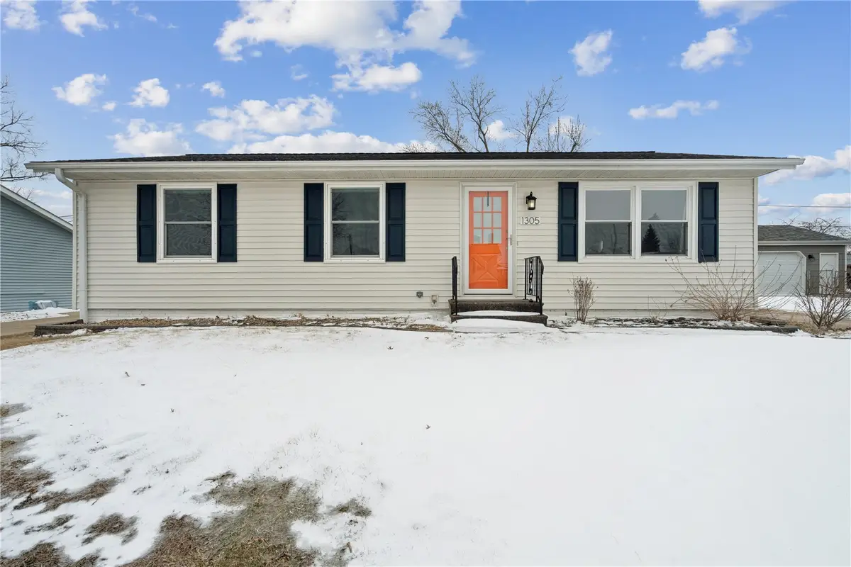 1305 Cress Pkwy, Hiawatha, IA 52233 - #1