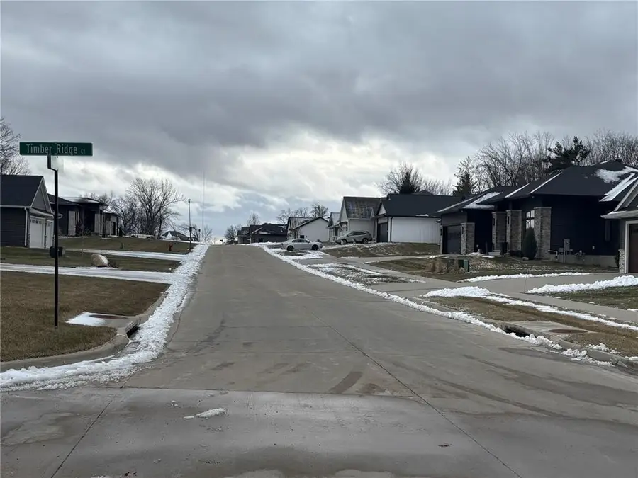 3055 Forrest Hill Ct, Hiawatha, IA 52233 - #2