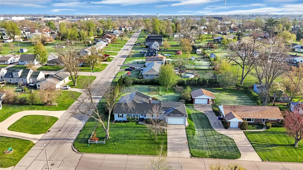 648 42nd St Ne, Cedar Rapids, IA 52402 - #1