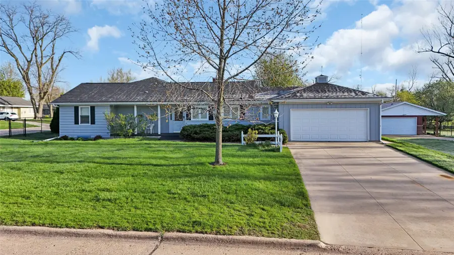 648 42nd St Ne, Cedar Rapids, IA 52402 - #2