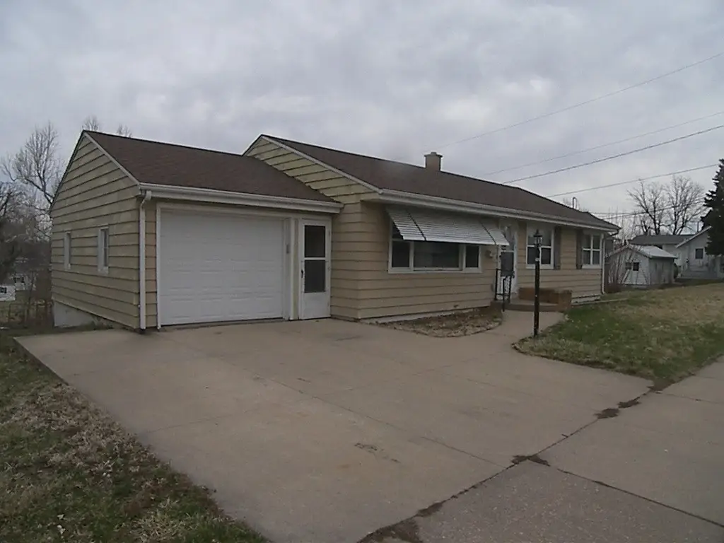 1914 1st Avenue Nw, Cedar Rapids, IA 52405 - #1