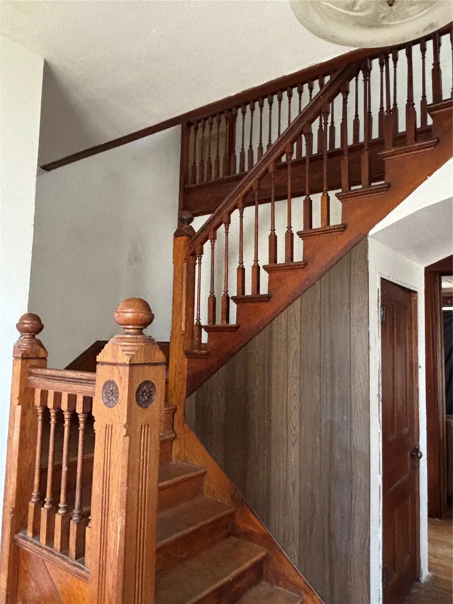 212 East 9th St, Vinton, IA 52349 - #3