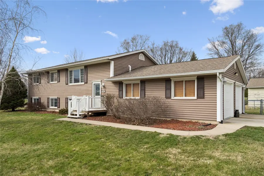 601 E 11th St Street, Vinton, IA 52349 - #2