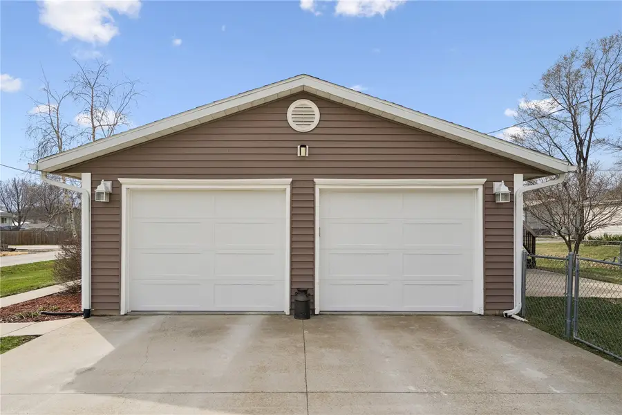 601 E 11th St Street, Vinton, IA 52349 - #3