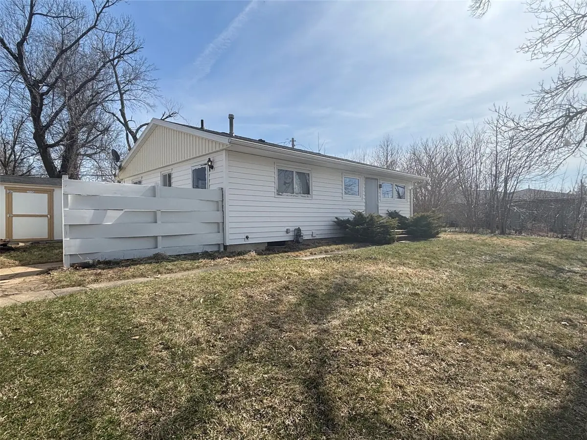 4505 Hiawatha Avenue Ne, Cedar Rapids, IA 52402 - #1