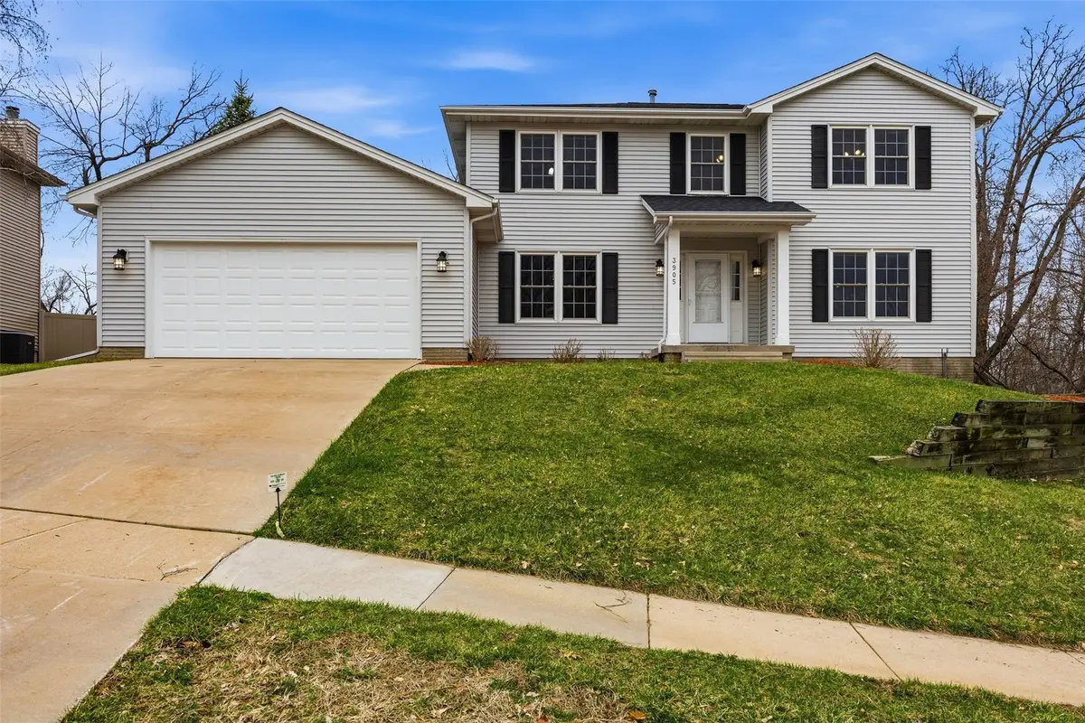 3905 Riverside Drive Ne, Cedar Rapids, IA 52402 - #1