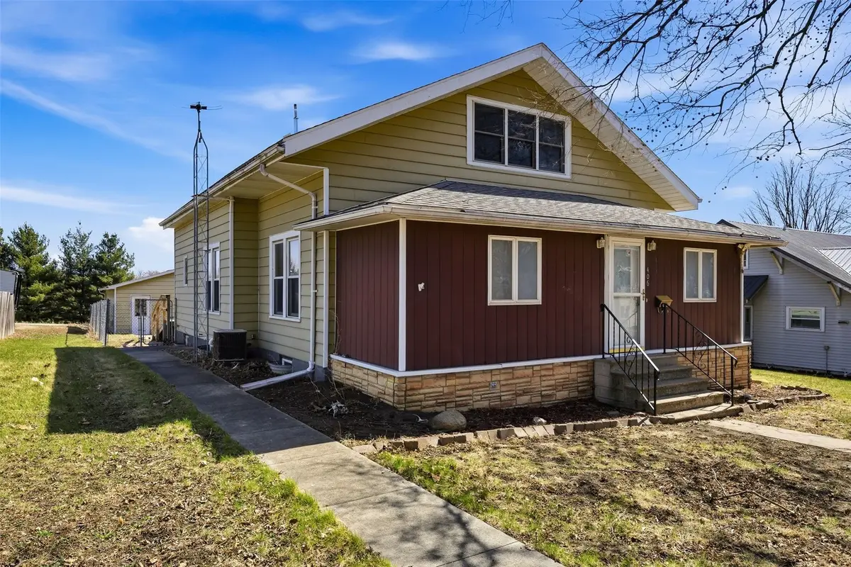 406 4th St, Deep River, IA 52222 - #1